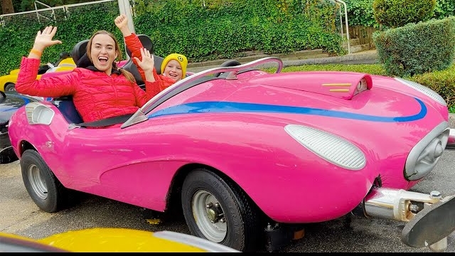 Влад и Ники исследуют Диснейленд всей семьей.