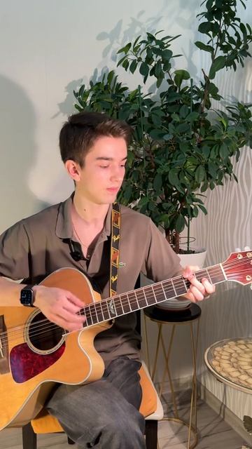 На ковре из жёлтых листьев