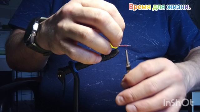 Вяжем  яркого жука для головля.