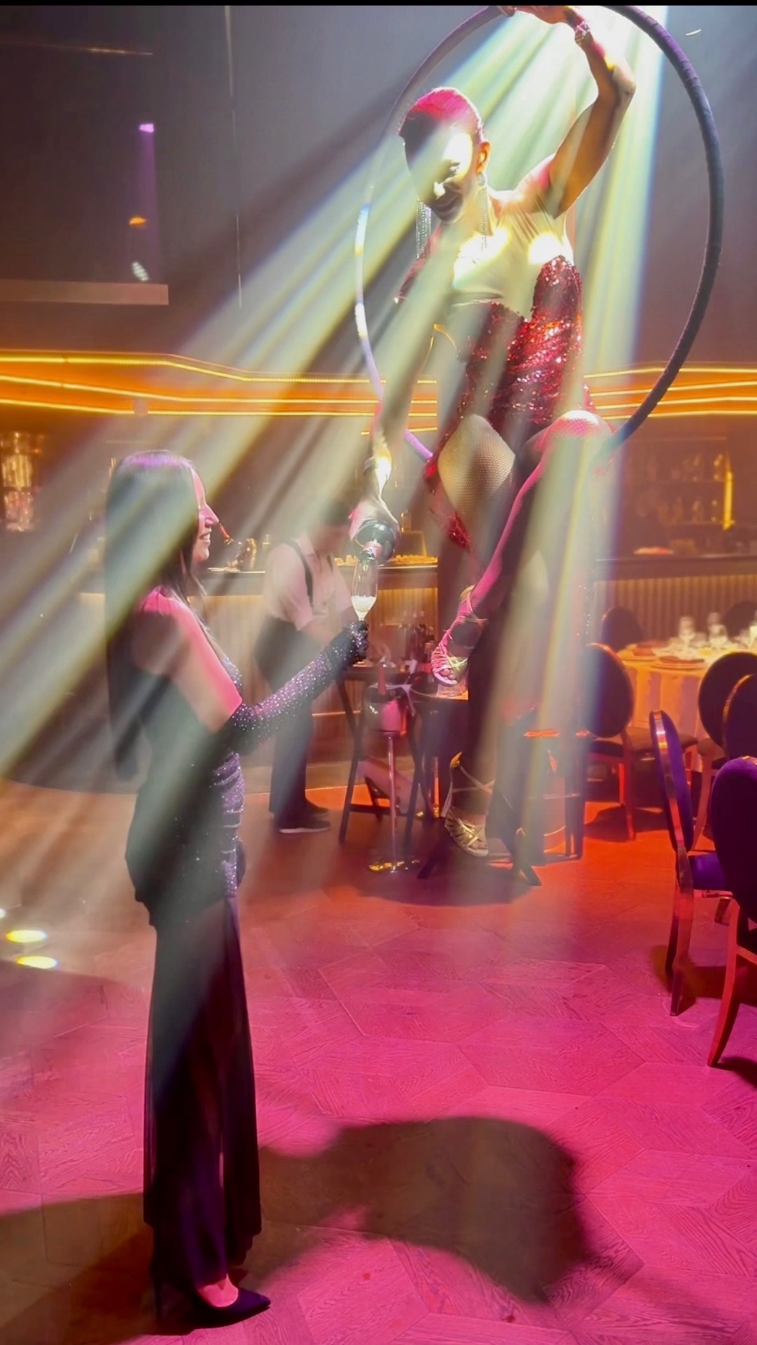 Девушка на висячем обруче наливает шампанское гостям на весу 🥂 Мужчины выстроились в очередь )