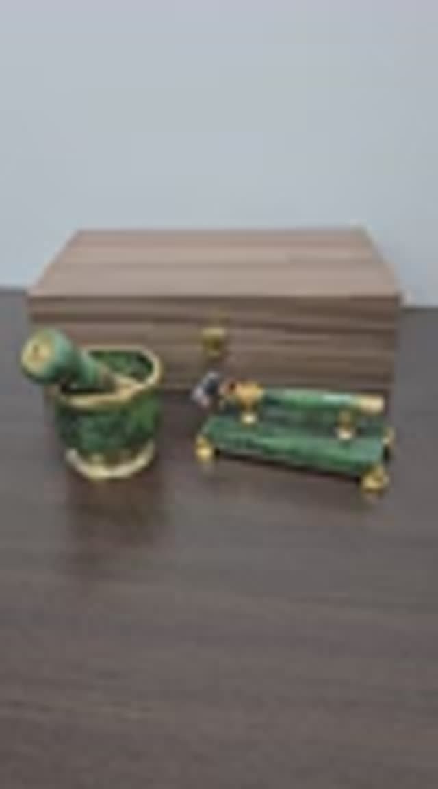 Бритвенный набор из нефрита с гравюрой и золочением