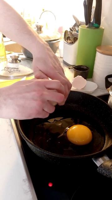 Готовим самую обычную яичницу ;)