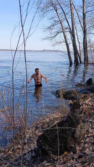 Погружение в ледяную реку закаливание