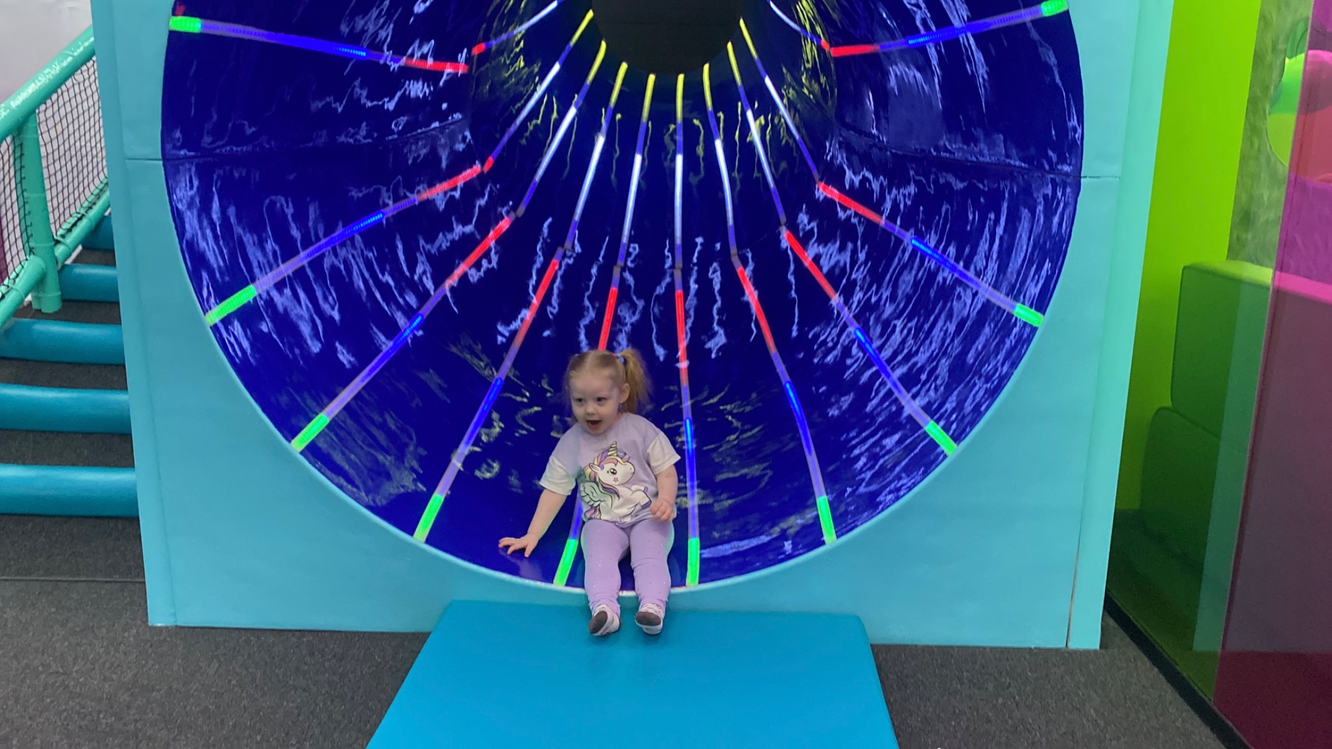 Горка светящаяся в БАНАНА ПАРКЕ.