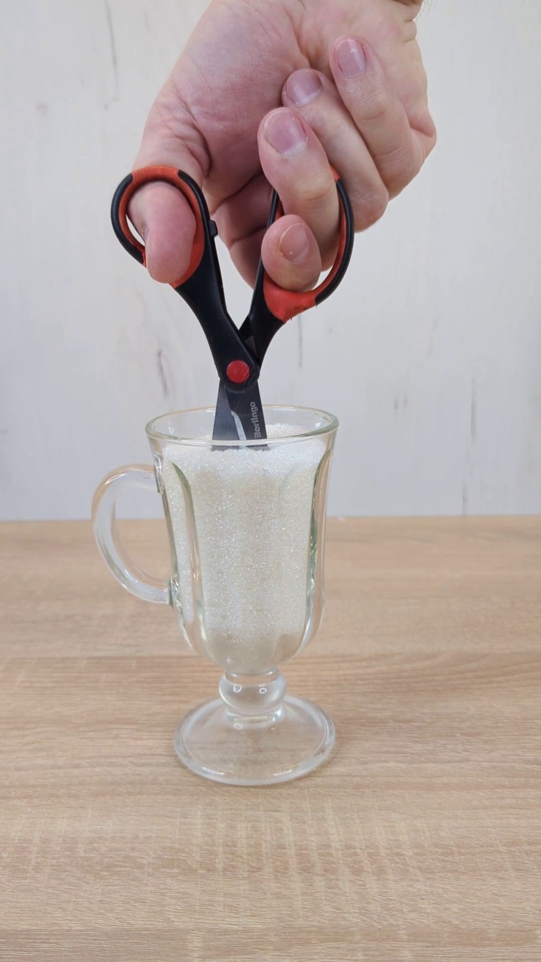 Как наточить ножницы с помощью сахара?