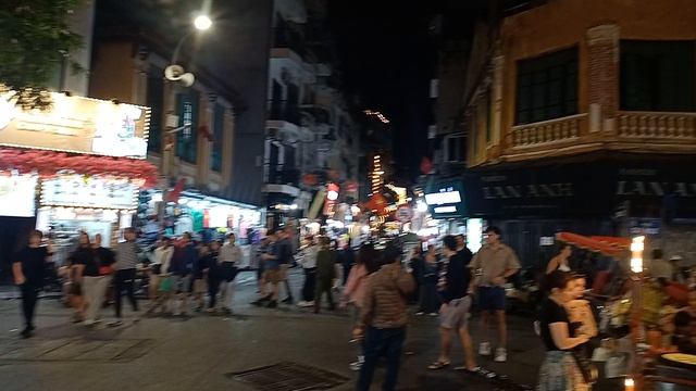 Ханой Вьетнам бар на перекрестке 15 марта 2026