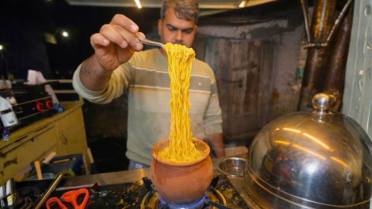 Внутри уличной тележки в Индии готовят лапшу и пиццу в горшочках  Процесс приготовления  уличной еды