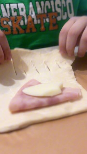 Слойки с ветчиной и сыром