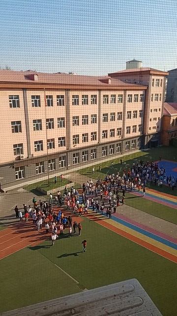 Харбин тихий отель и школьники за окном Китай 01 апреля 2026