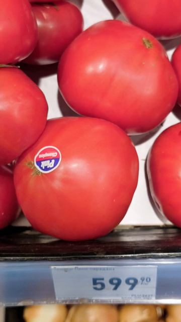 Помидоры по 800 руб. в Москве, в обычном магазине в спальном районе в шаговой доступности.