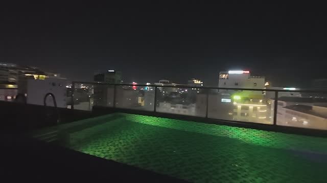 Дананг отель Cherry Hotel Da Nang - бассейн на крыше город сверху Вьетнам 19  марта 2026