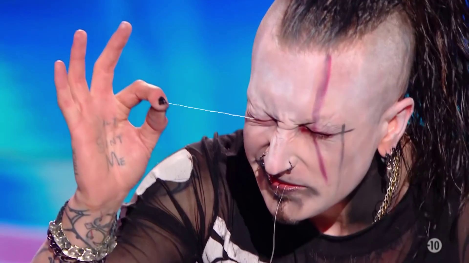 ВЫТАЩИЛ НИТКУ ИЗ ГЛАЗА! СУМАСШЕДШИЙ ФОКУСНИК