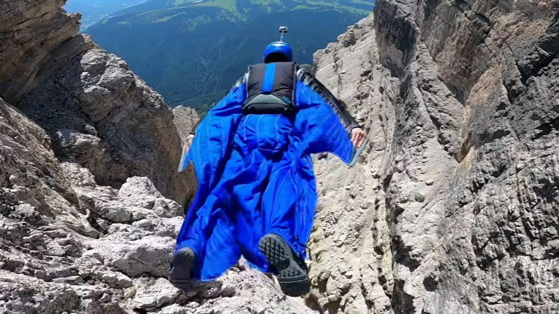 Полёт в вингсьюте  прямая и крутая траектория.