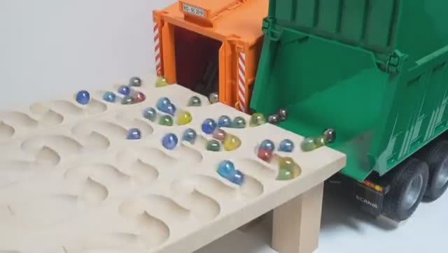 Мультики для детей. Шарики скатывается в машинки. Грузовики