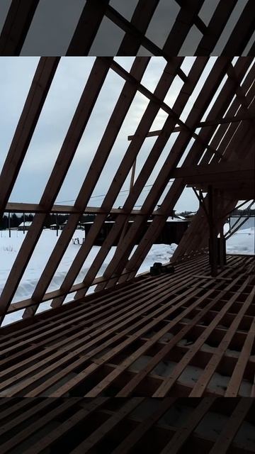 Крепкий каркас А‑фрейма идём внутрь с оператором — впечатляющее качество сборки