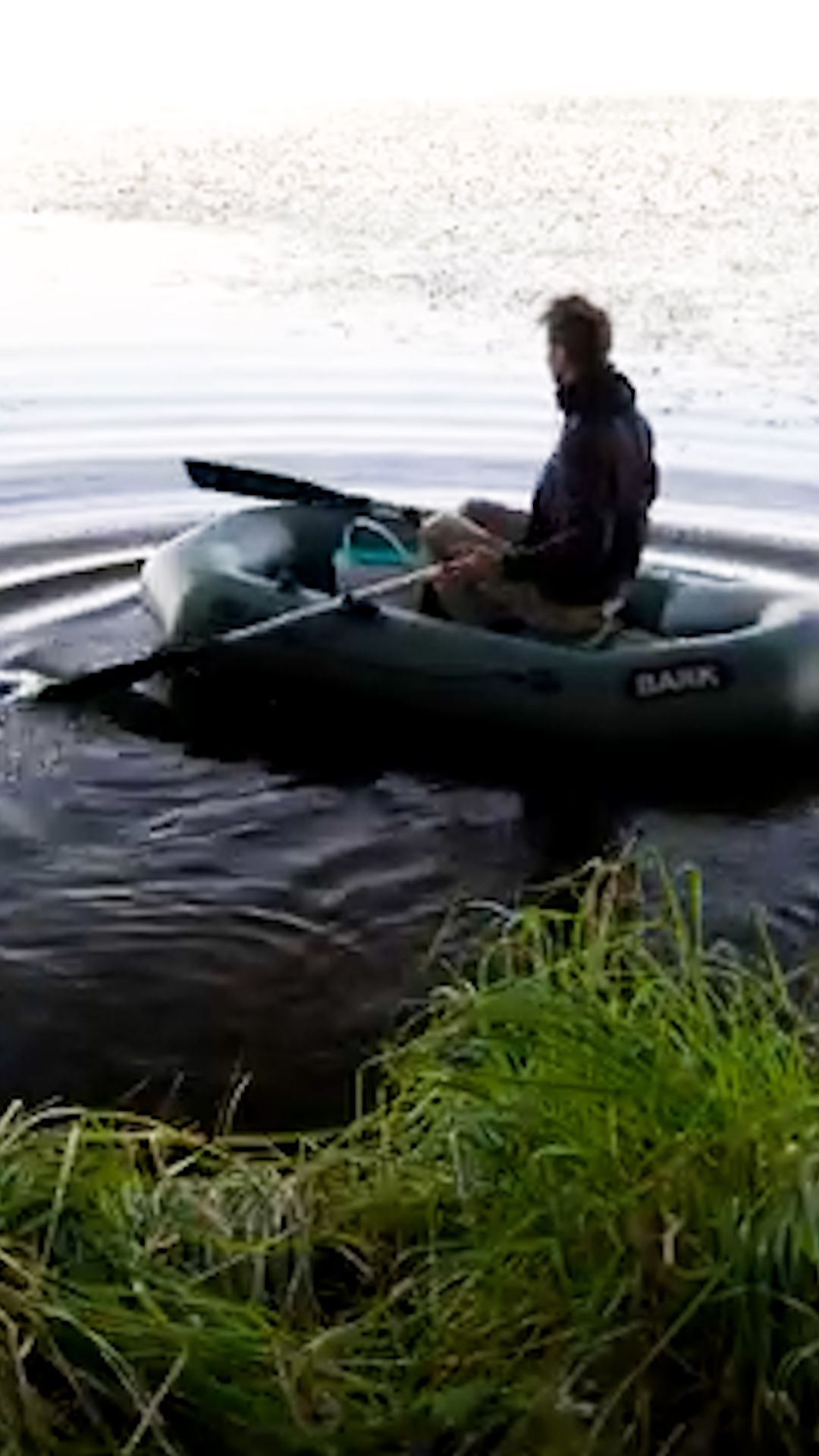 Ловлю рыбу в камышах на резиновой лодке