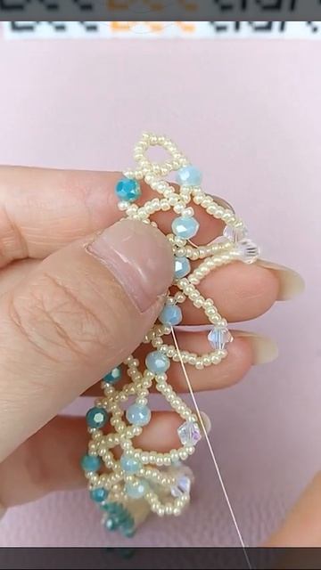 Как сделать многослойный браслет из кристаллов