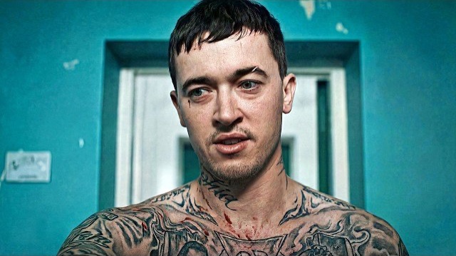 Мужчина ВЫЖИВАЕТ в камере с ОПАСНЫМ ЗЕКОМ за голову которого объявлена НАГРАДА пересказ