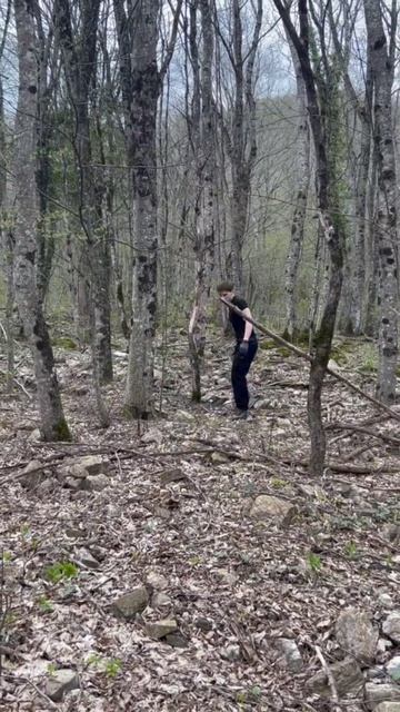 Собираю камни для стройки печи