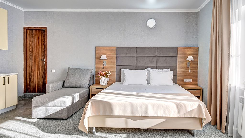 Видеообзор семейного трехместного номера в отеле в Сочи 