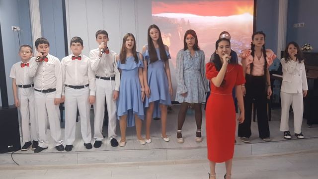 Камилла Зарикеева и хор - Этот мир