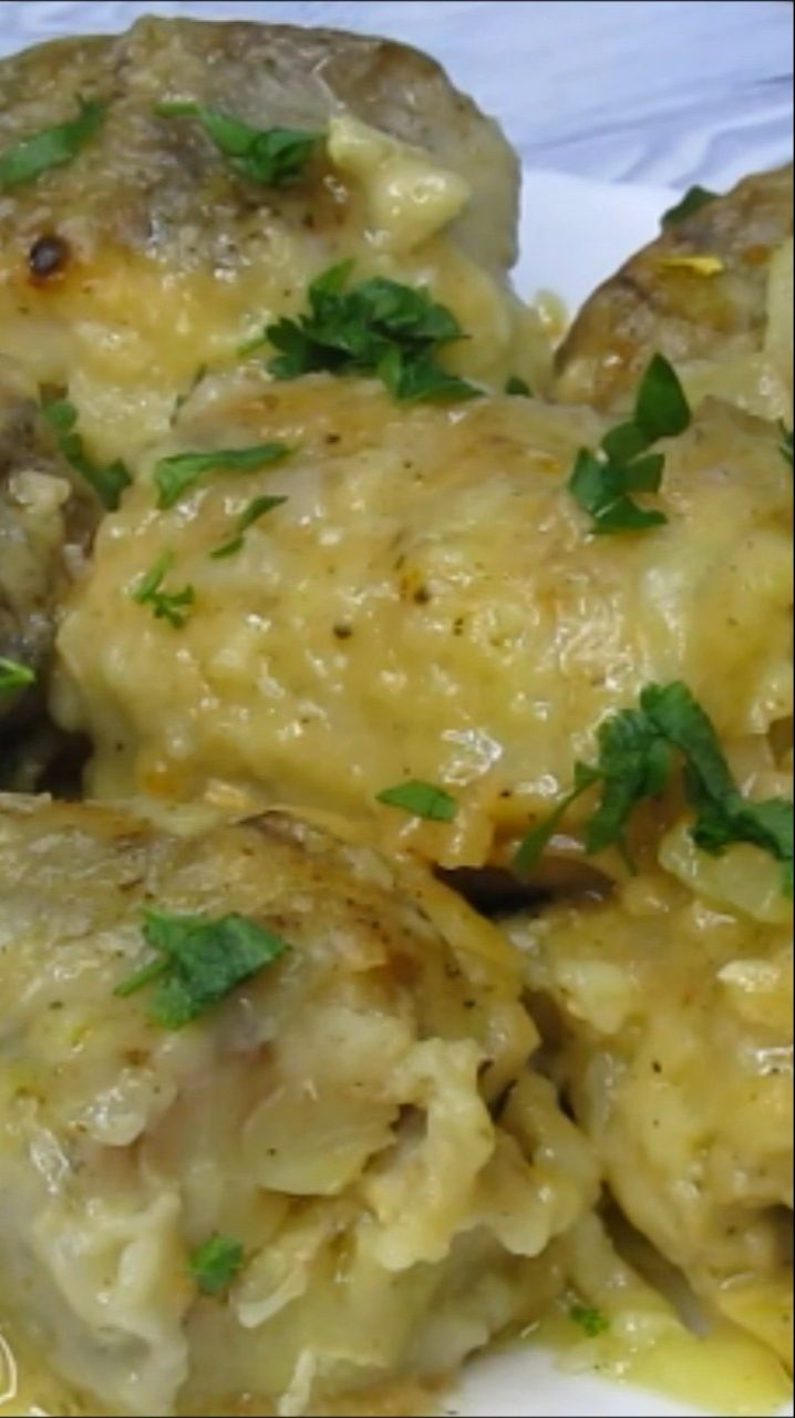 Минтай готовлю только так. Подливу хлебом вымакиваем она такая вкусная! А рыба покорит вкусом.