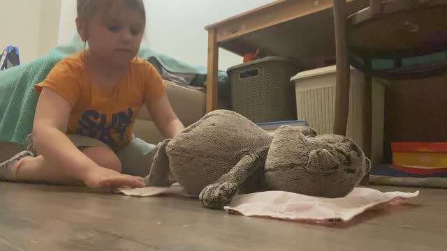 Ева укладывает Басика спать