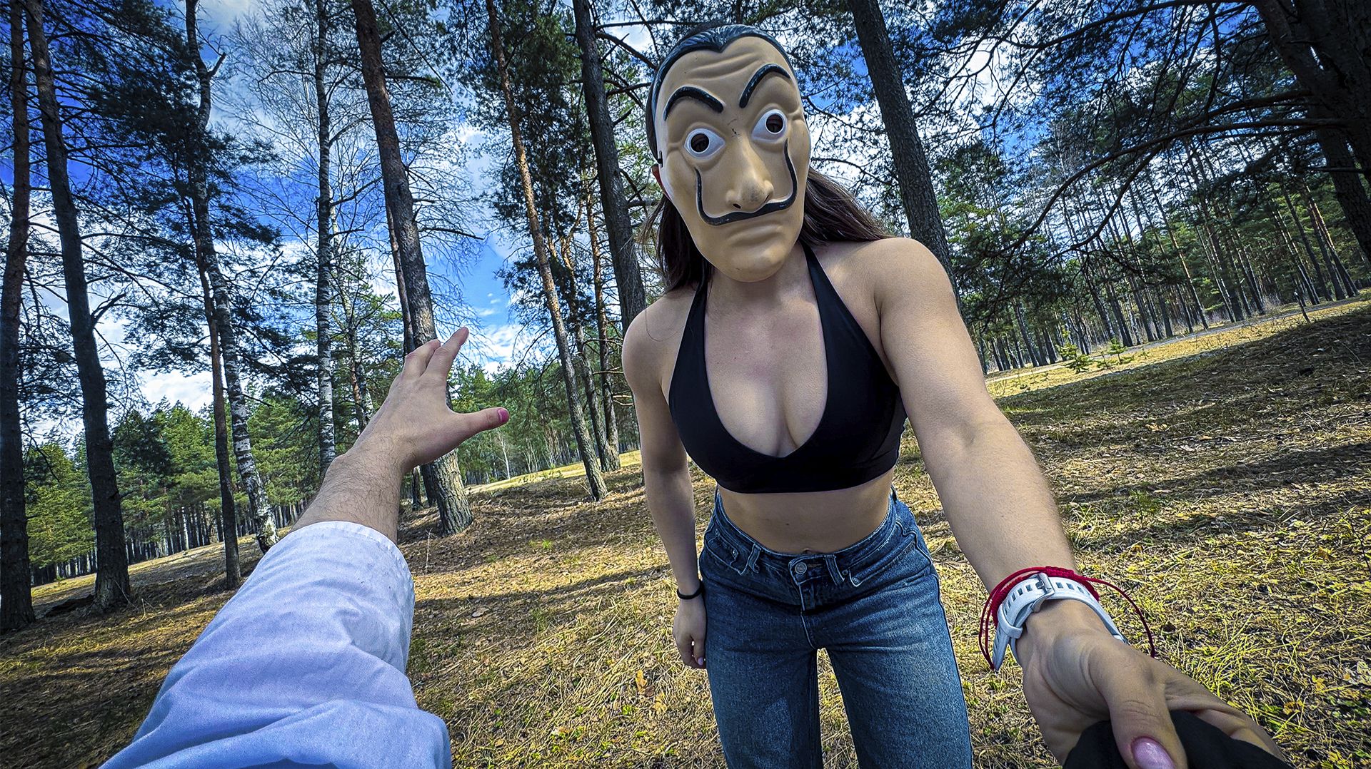 СЕКСУАЛЬНАЯ КРАСОТКА ОКАЗАЛАСЬ .... ПОБЕГ В ЛЕСУ