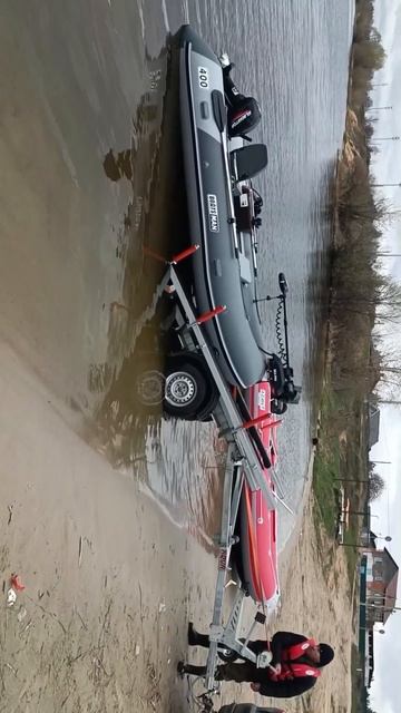погрузка BoatsMan BT400SK на прицеп Аква 40 2.0