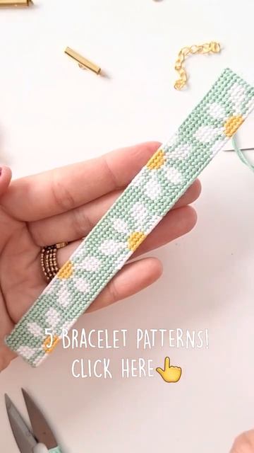 А как вам фенечка на пластиковой канве?