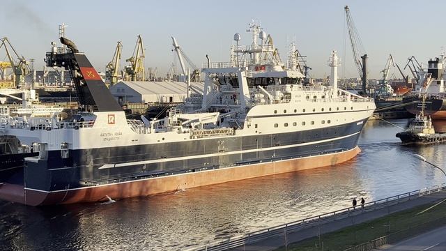 БМРТ «Капитан Юнак» в сопровождении буксиров в Морском канале отправляется на ходовые испытания