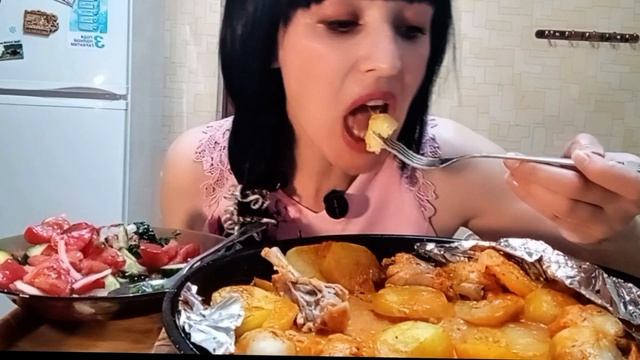 МукбангКурица с картошкой с майонезом с чесноком в духовкисалат