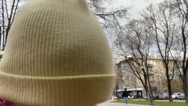 Ева скатывается с горки