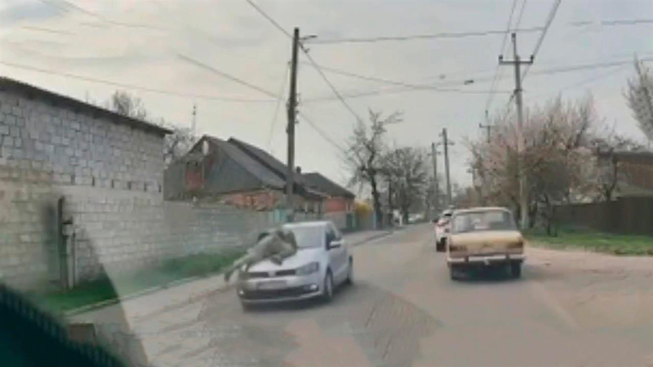 Мобилизация не удалась: на Украине мужчина провез военкома на капоте машины
