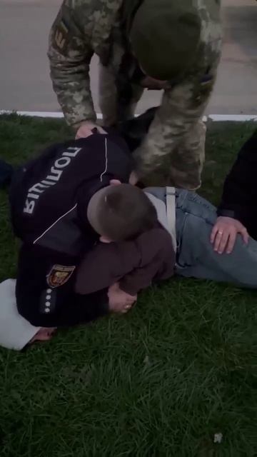 Людина проходит процедуру могилизации