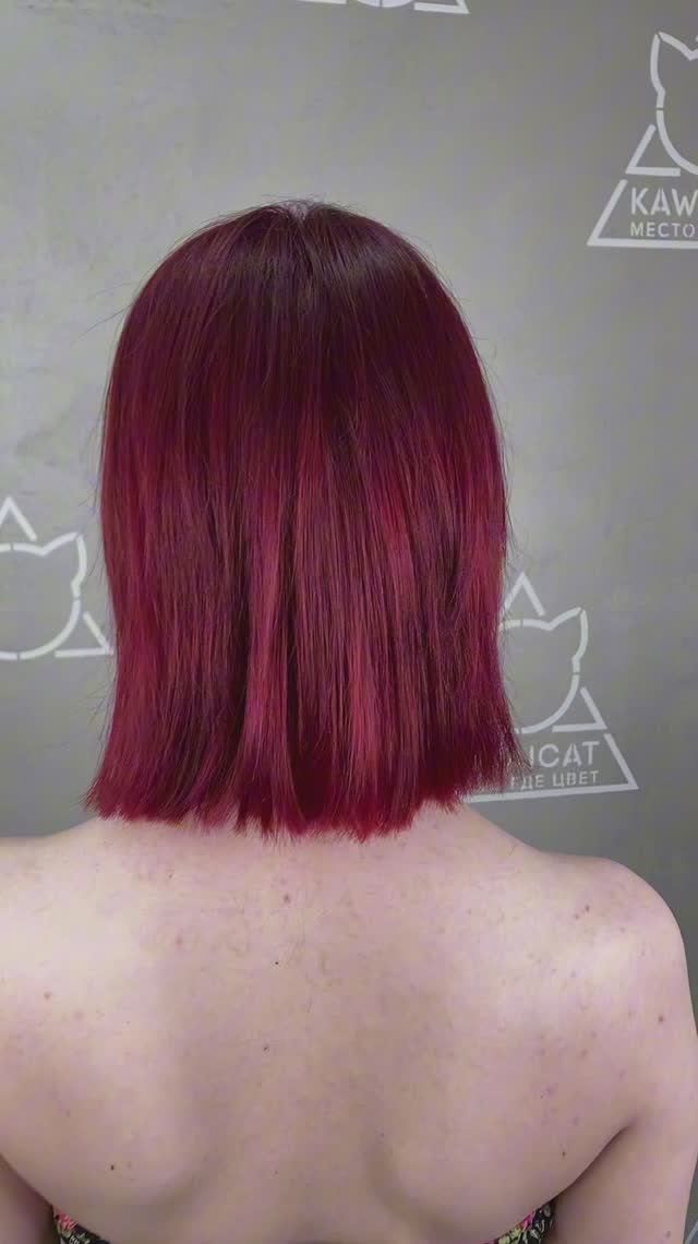 Бордовый цвет волос на стрижке каре. Еще один прекрасный оттенок красного на волосах!