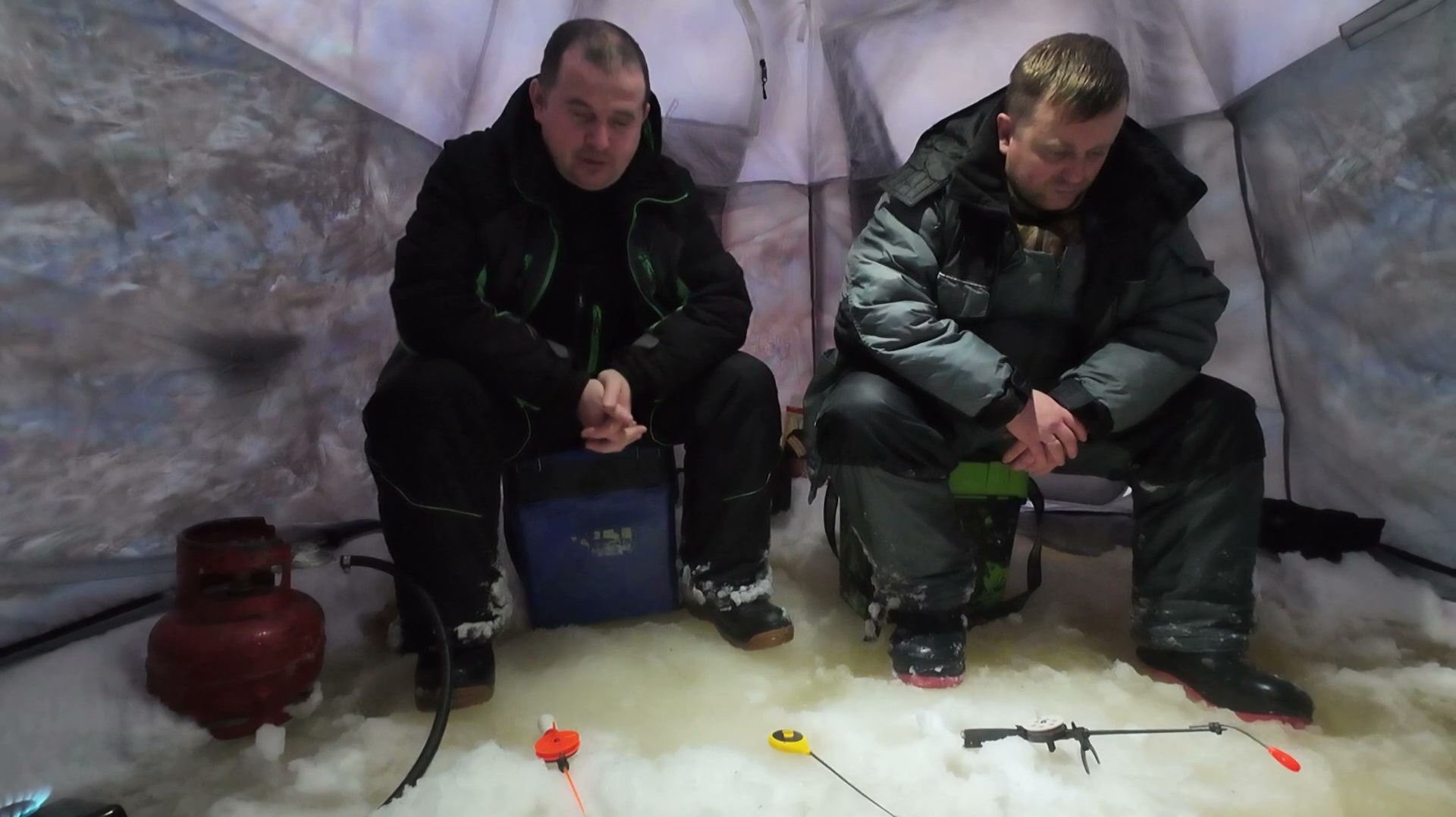 Зимняя рыбалка 2025. Поставили палатку, прикормили и понеслось!