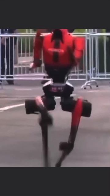 В Пекине человекоподобный робот побил мировой рекорд по полумарафону, пробежав его за 50 минут и 26