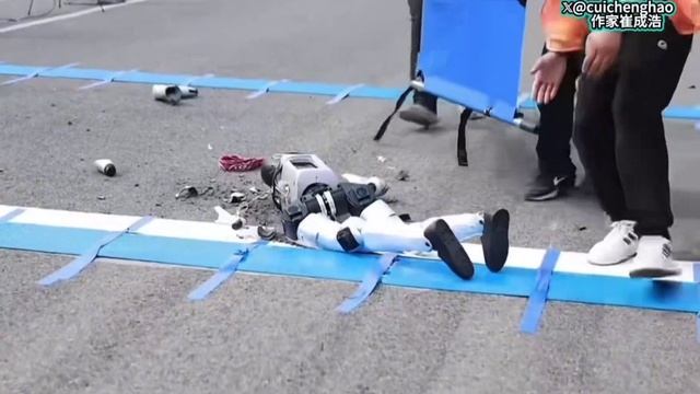  В Пекине прошёл полумарафон с участием роботов.  Андроид от Honor занял первое место он пробежал