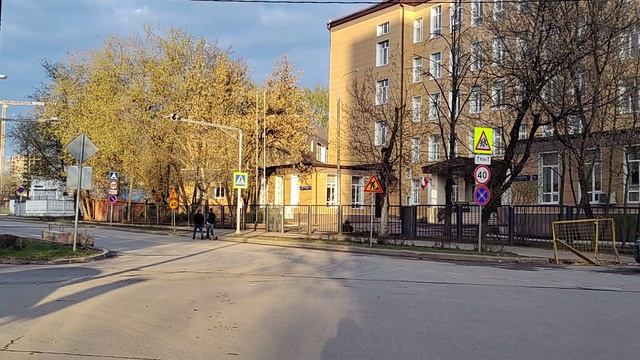 Ломаются пятиэтажки жаль...