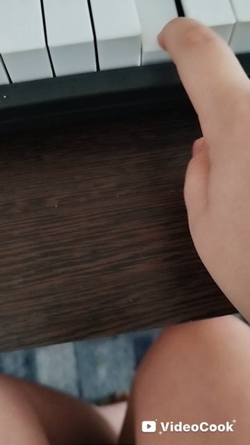 вообще играть песню Ёлочка на пианино