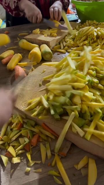 Нарезка моркови на плов на базаре в Ташкенте  