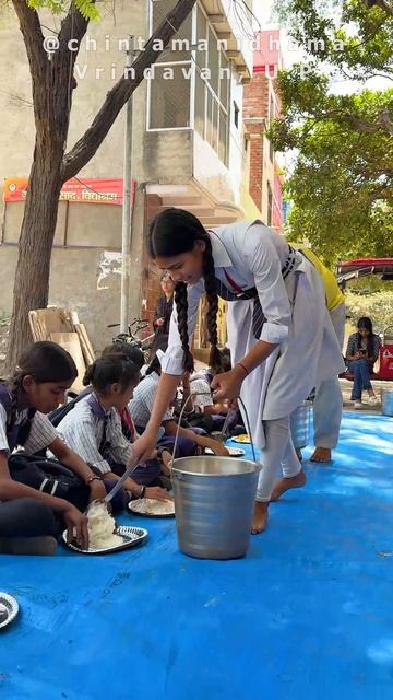 12 - 18 апреля. Видеоотчет о раздаче горячих обедов враджаваси