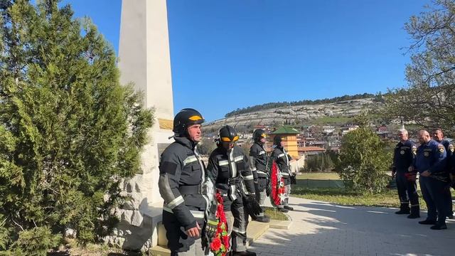 Сотрудники МЧС РК и ГКУ РК «Пожарная охрана Республики Крым» возложили цветы к Братской могиле