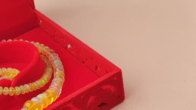 Роскошное колье из эфиопских опалов с фантазийным кулоном из рутилового кварца