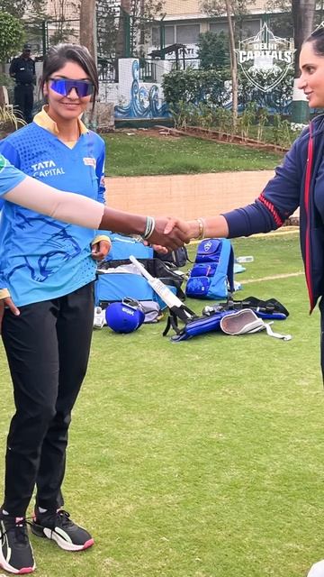 Sania Mirza Meets The DC Girls 😍