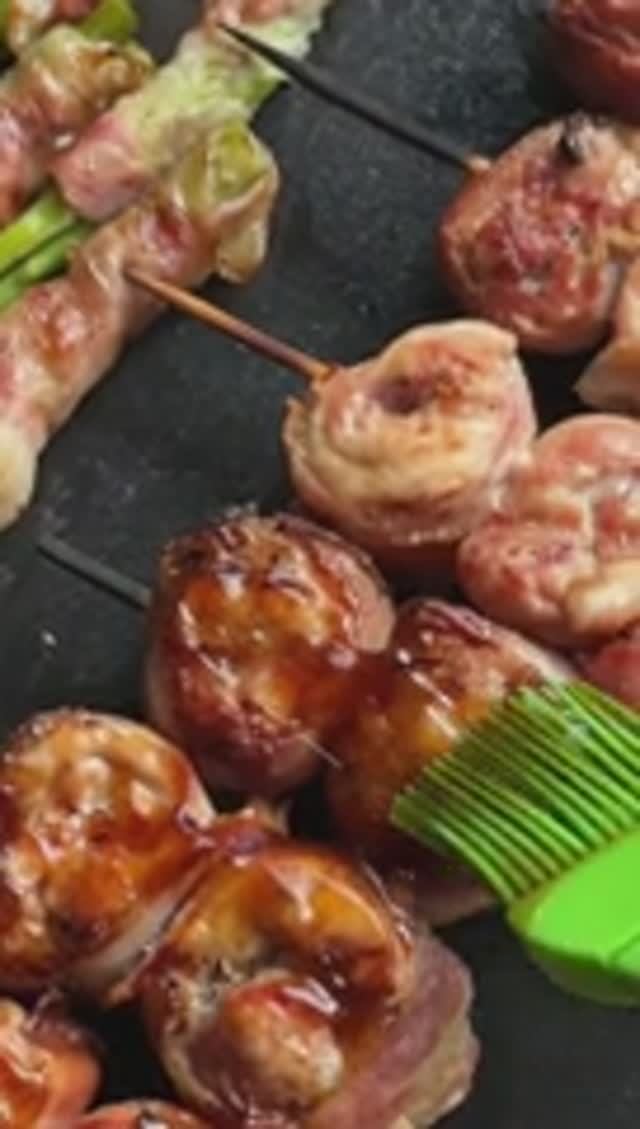 Шашлык из курицы в беконе.