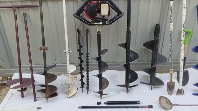 Пробурил мотобуром лунки под столбы для навеса .