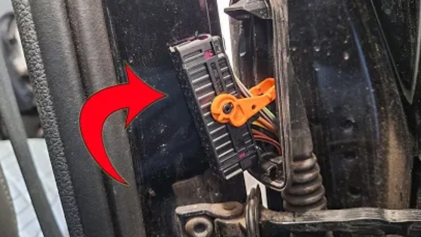 Мало кто знает, как правильно отсоединить разъем двери Volkswagen Polo, Jetta, Passat и не сломать