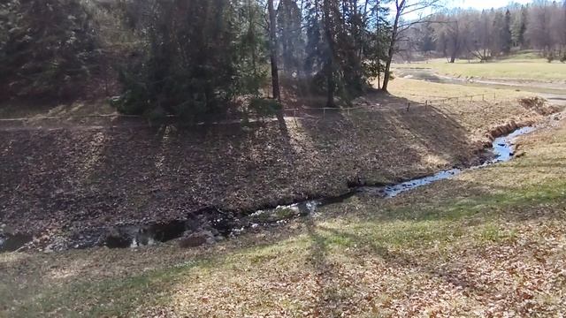 красивый водопад в парке, впадает в озеро.mp4